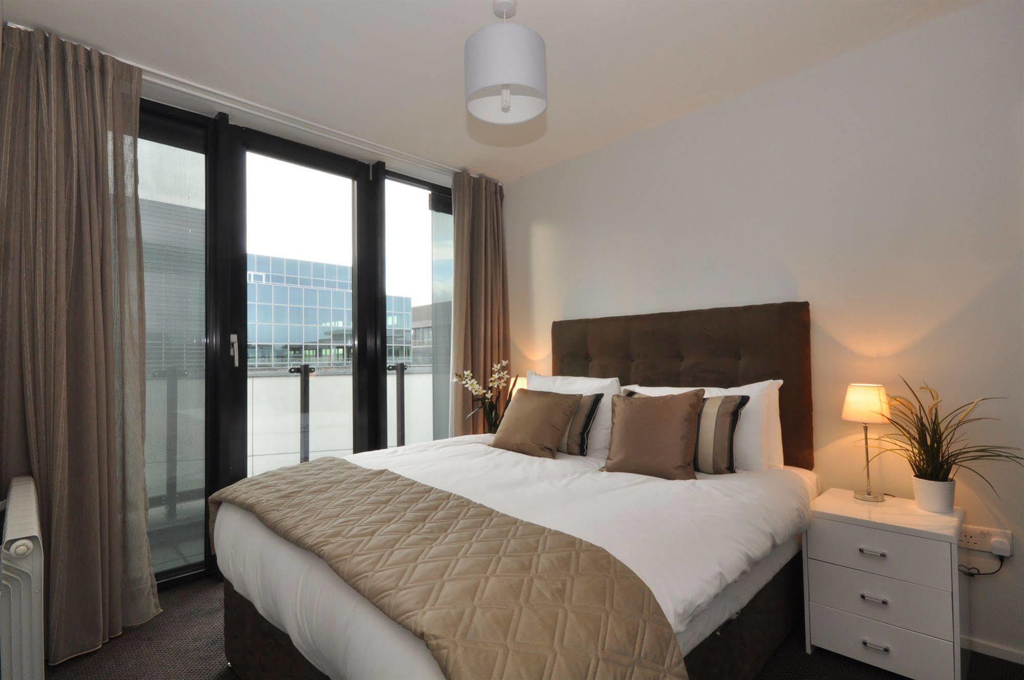 Your Base Dublin - Grand Canal Square Buitenkant foto